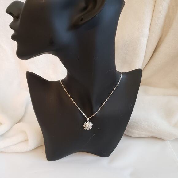 Stauer Jewelry - Stauer Snowflake Sparkle Pendant & Chain